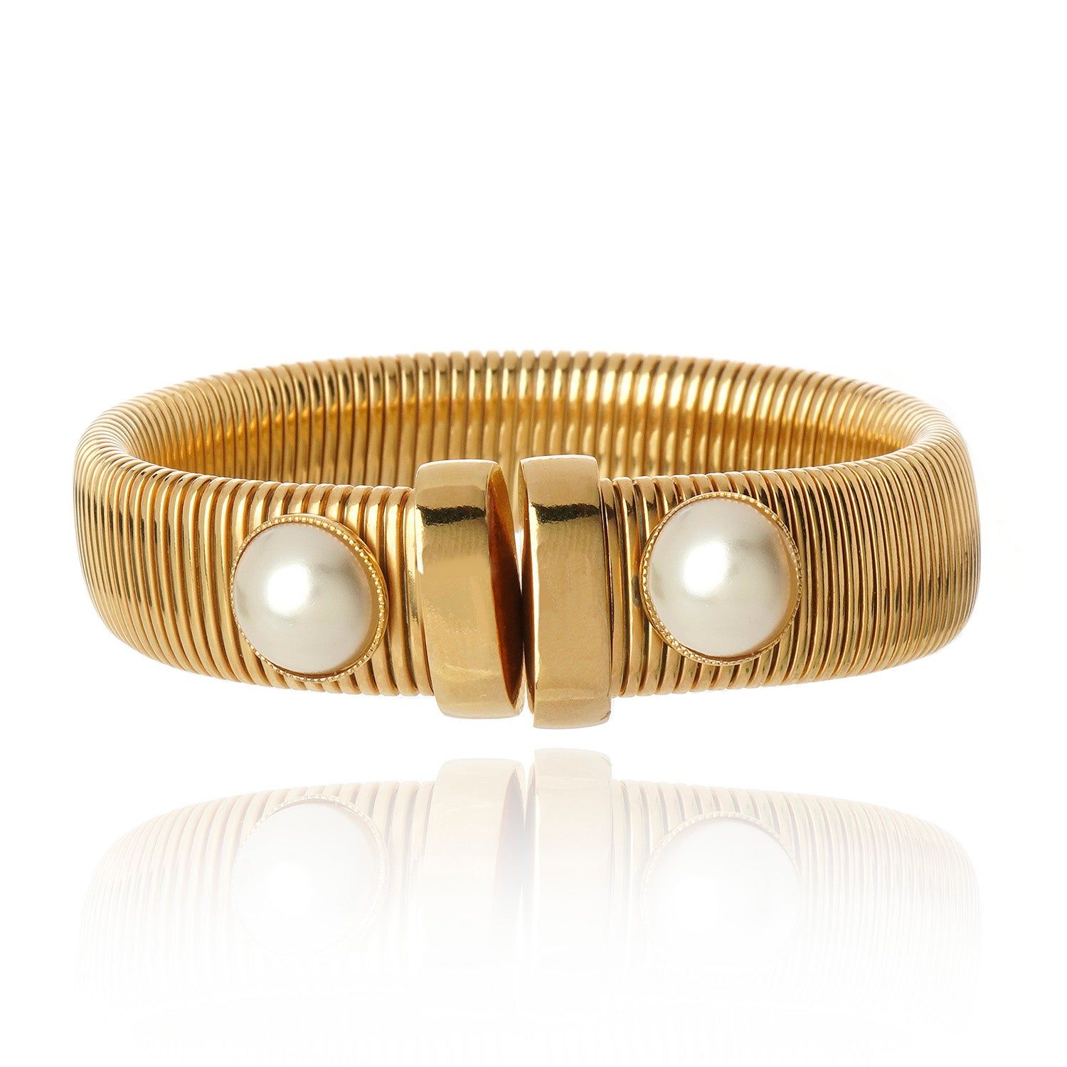Pulsera dorada ajustable con perlas, hecha en Italia. Combínala con otras joyas de la colección Hebe. Diseño luminoso y femenino.