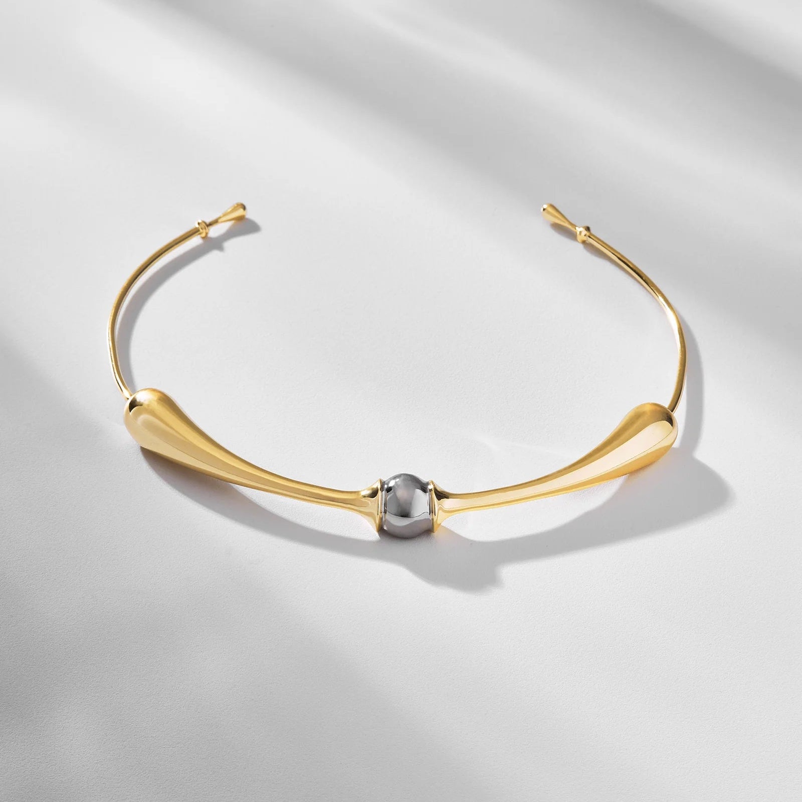 Choker dorado y plateado de diseño escultórico Gota – Colección Chuva Trovare Chile Accesorios.”