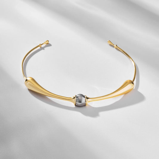 Choker dorado y plateado de diseño escultórico Gota – Colección Chuva Trovare Chile Accesorios.”