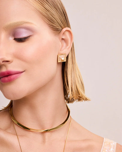 Modelo usando choker Prisma en oro 18k – Anna Prata Chile