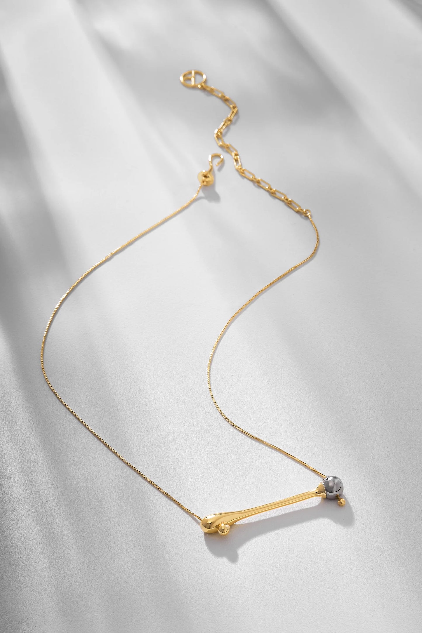 Collar Gota dorado con colgante alargado inspirado en gotas de lluvia