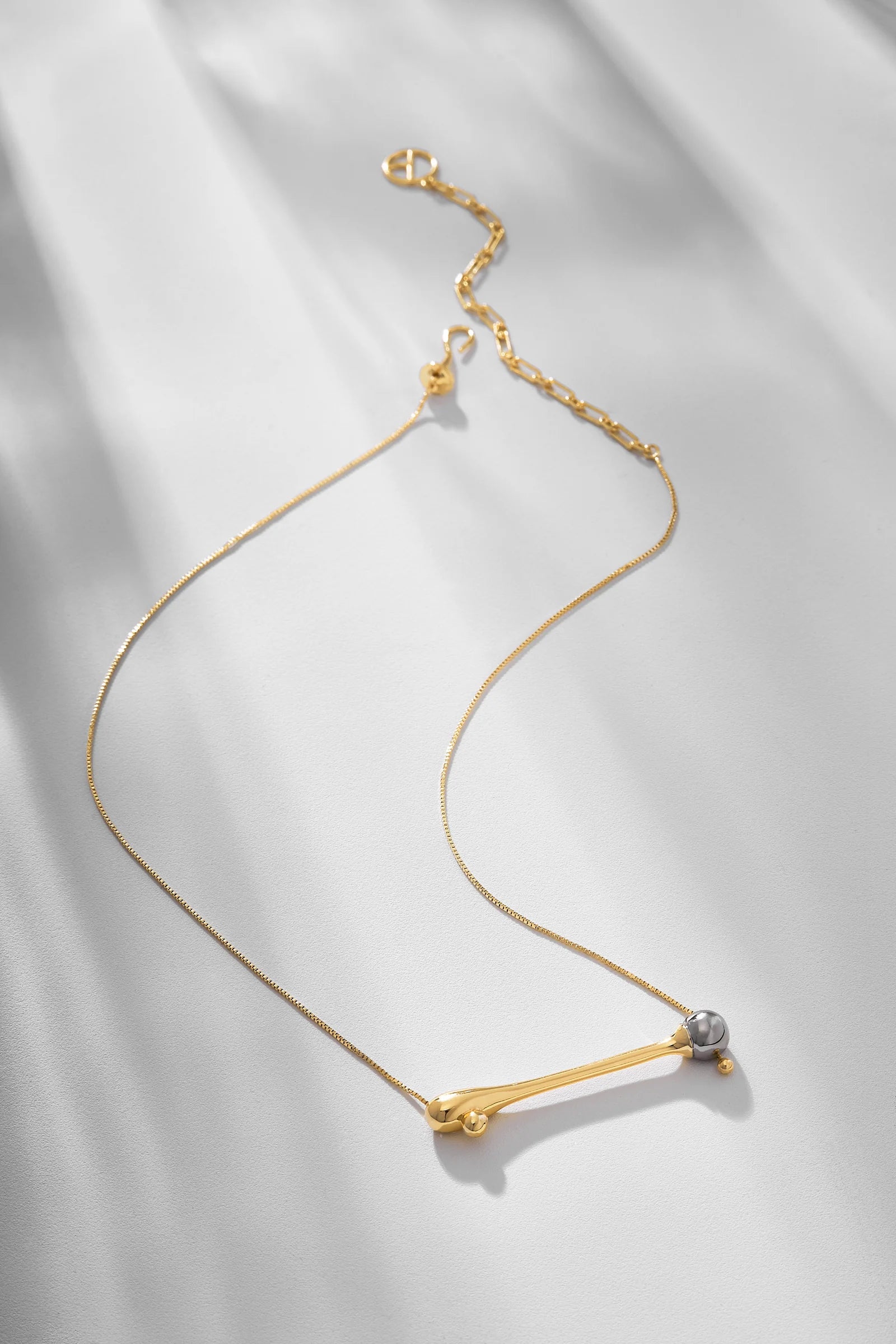 Collar Gota dorado con colgante alargado inspirado en gotas de lluvia