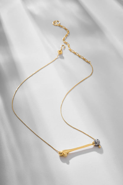 Collar Gota dorado con colgante alargado inspirado en gotas de lluvia