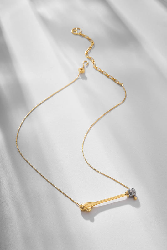 Collar Gota dorado con colgante alargado inspirado en gotas de lluvia