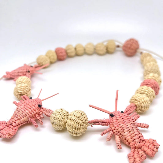 Detalle de tejido en fique natural y langostas mini – Collar artesanal Trovare Chile