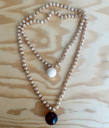 Collar largo de cristales y esferas de resina hecho en Italia 