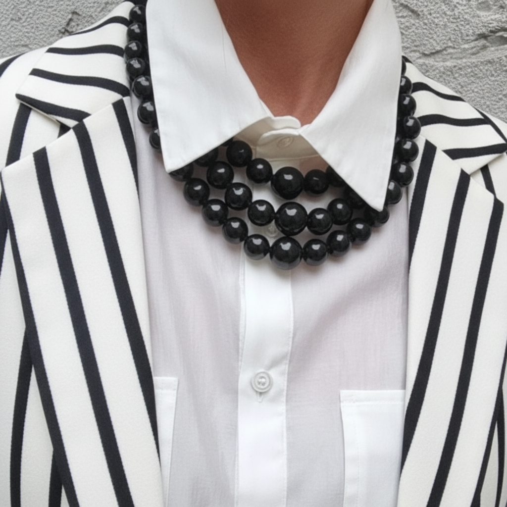 Mujer collar negro corto 