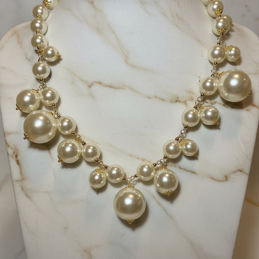 Collar hecho en resina perla 