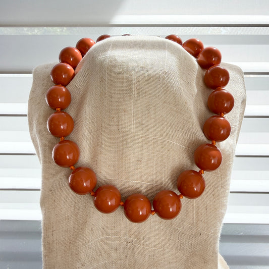 Collar hecho en resina italiana color caramelo esferas 