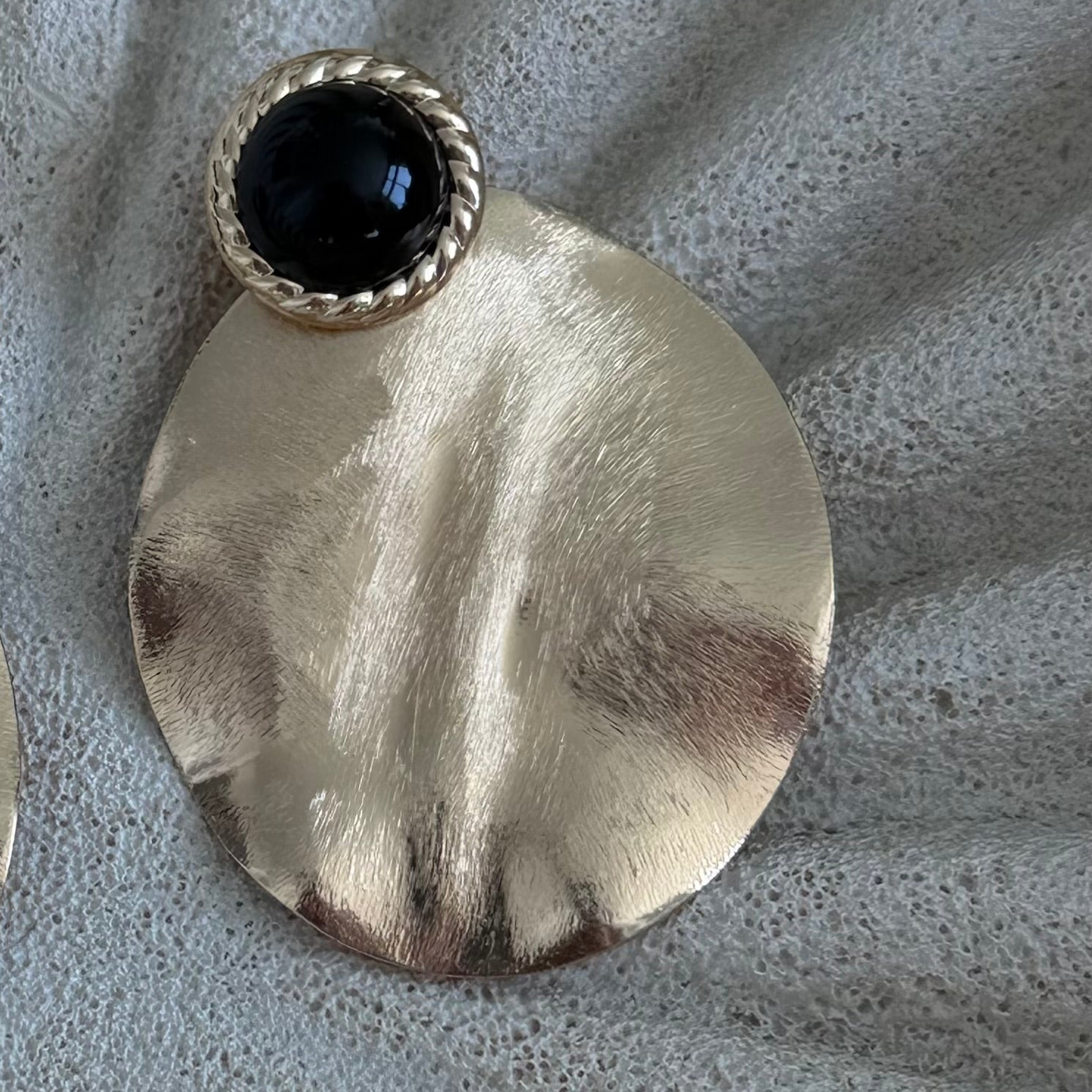 Aros Aimee Baño de Oro 18K con Resina Negra