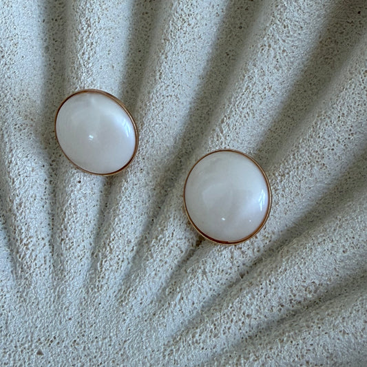 Aros Valentina blanco de resina con baño de oro – Trovare Chile