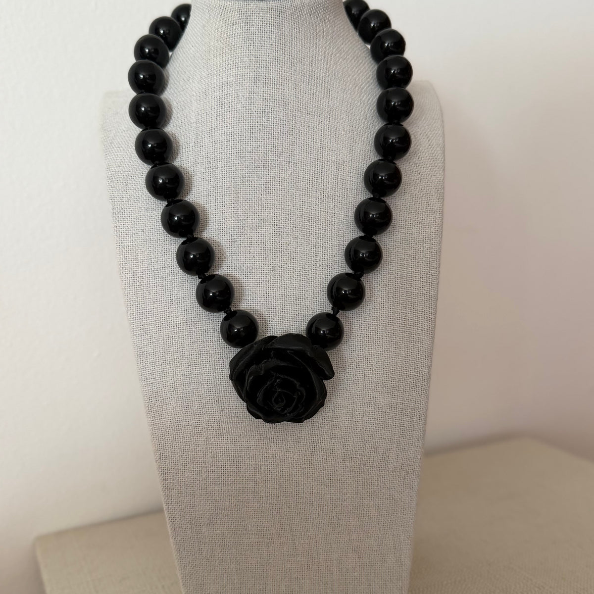 Collar Camelia negro total de resina italiana – Trovare Chile