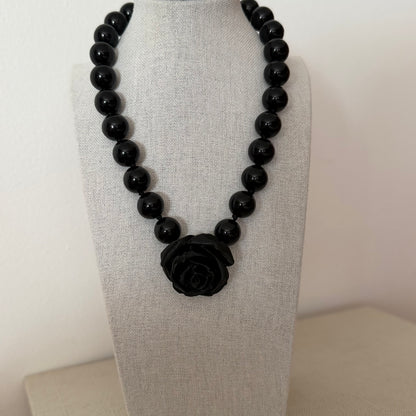 Collar Camelia negro total de resina italiana – Trovare Chile