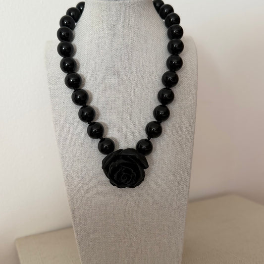 Collar Camelia negro total de resina italiana – Trovare Chile