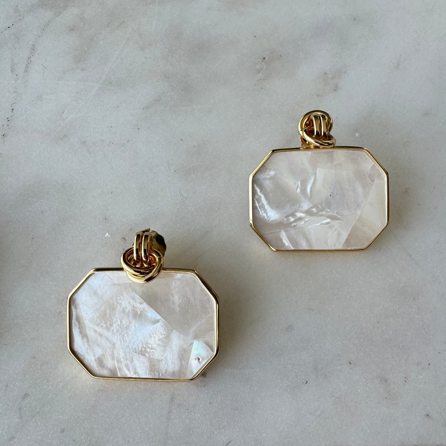 Aros Icon Lux Madre Perla Blaco - baño de oro