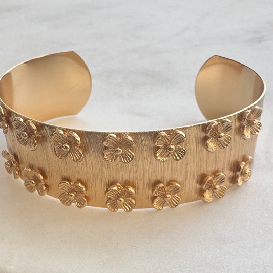 Brazalete con baño de oro y flores esclava hecho en Brasil 