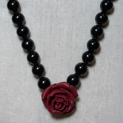 Collar Camelia Burgundy Negro Resina