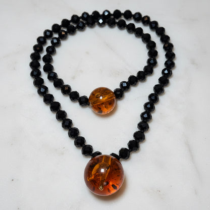 Collana Sfera – Collar Artesanal de Cristal y Resina Negro Ambar