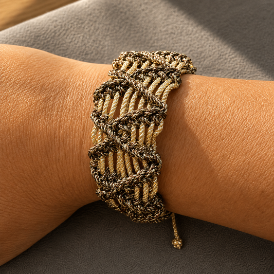 Pulsera Dama Gold Silver Choco Brown en muñeca – Trovare Chile