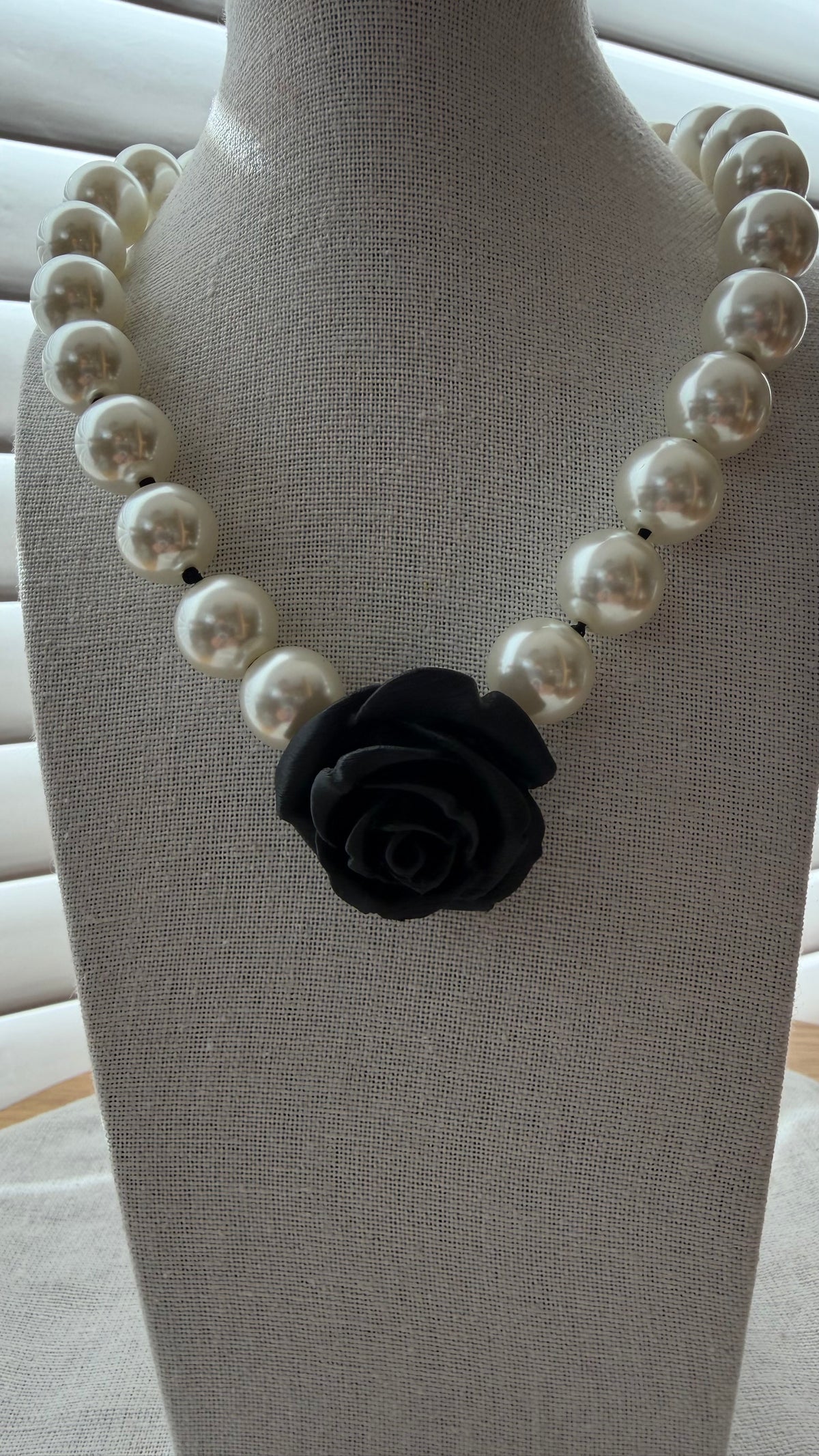 Collar Camelia perla negro – vista 6 – Trovare Chile