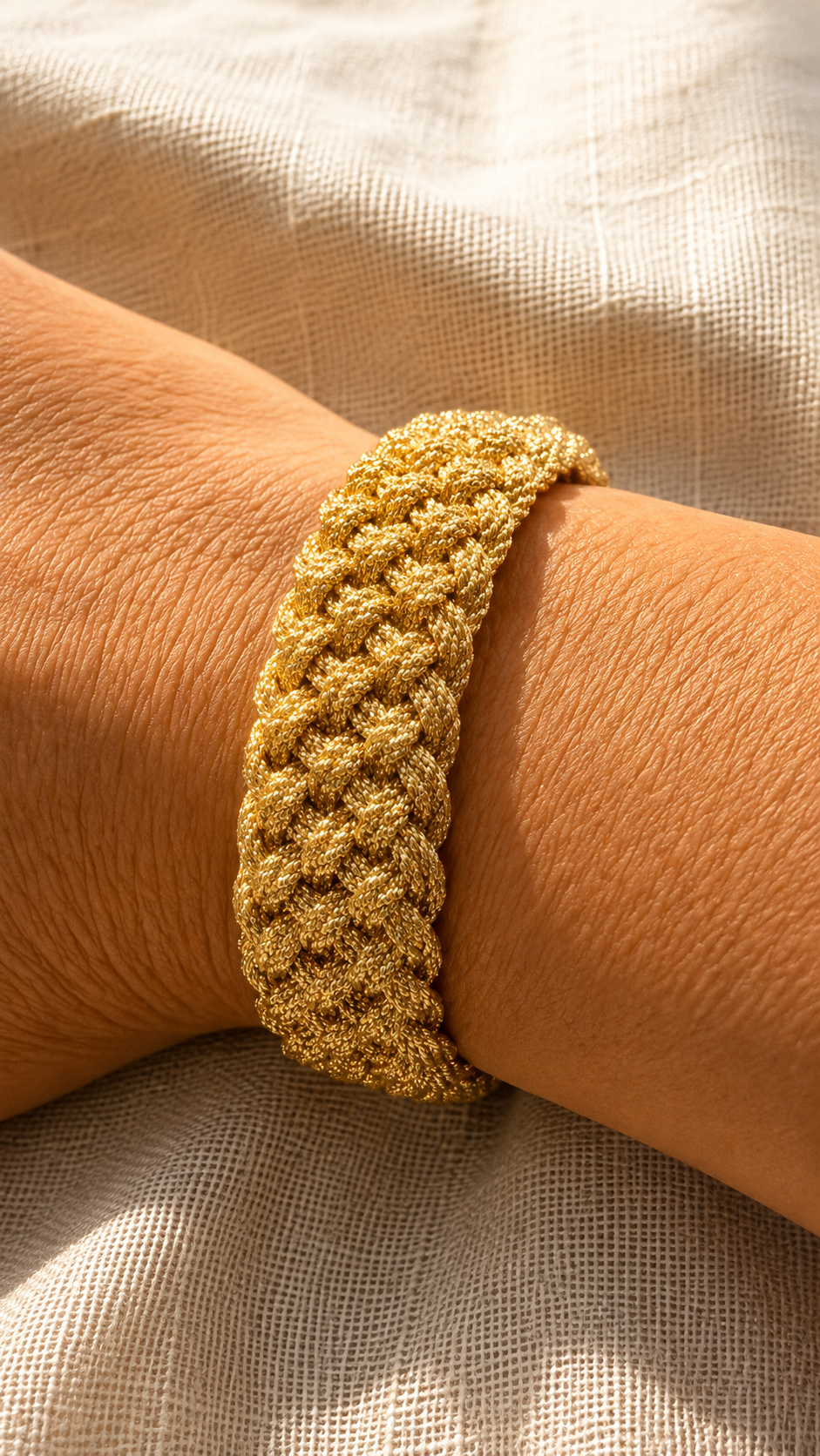 Pulsera Diyah Gold trenza marroquí en muñeca – Trovare Chile