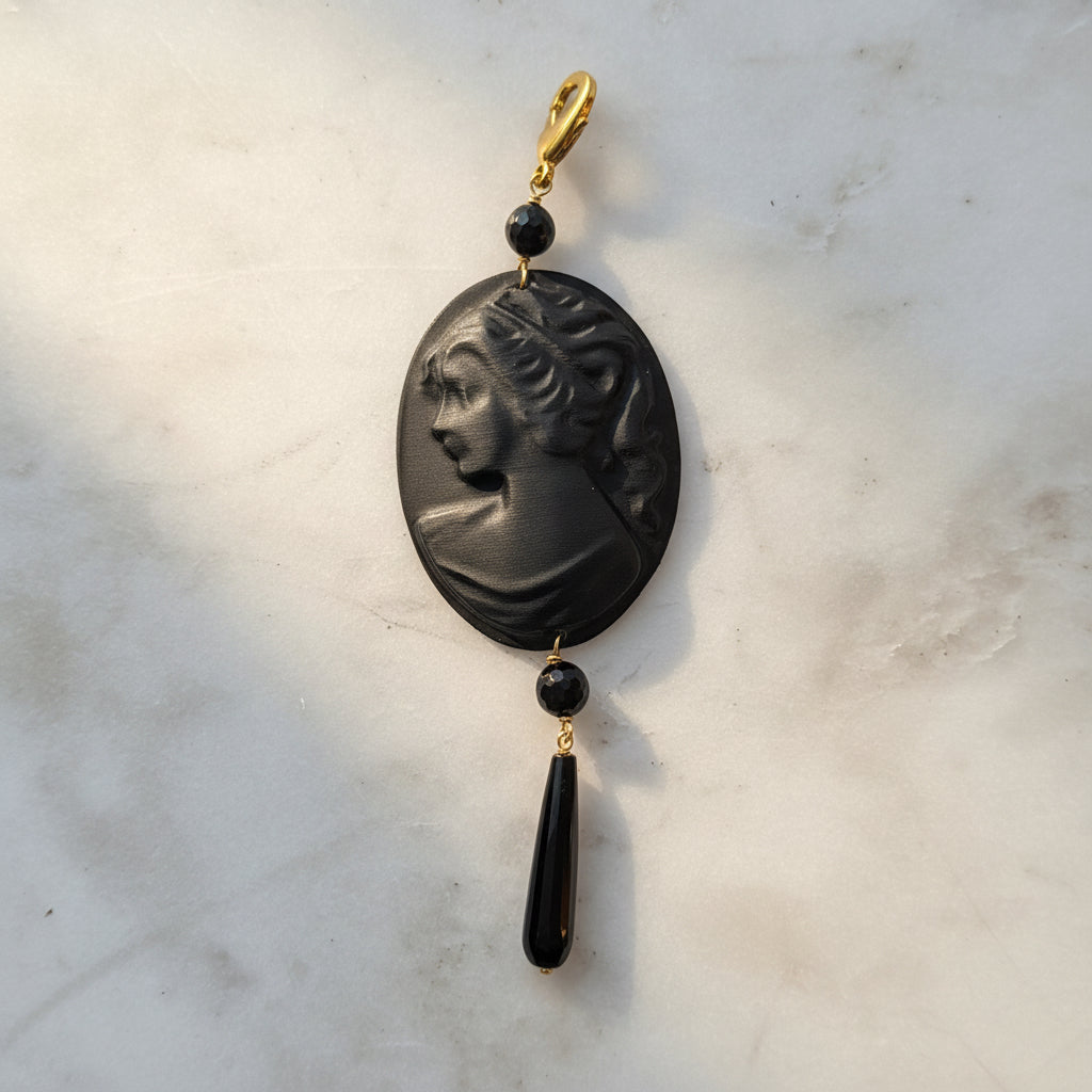 Collar con dije cameo inspirado en joyería clásica italiana 