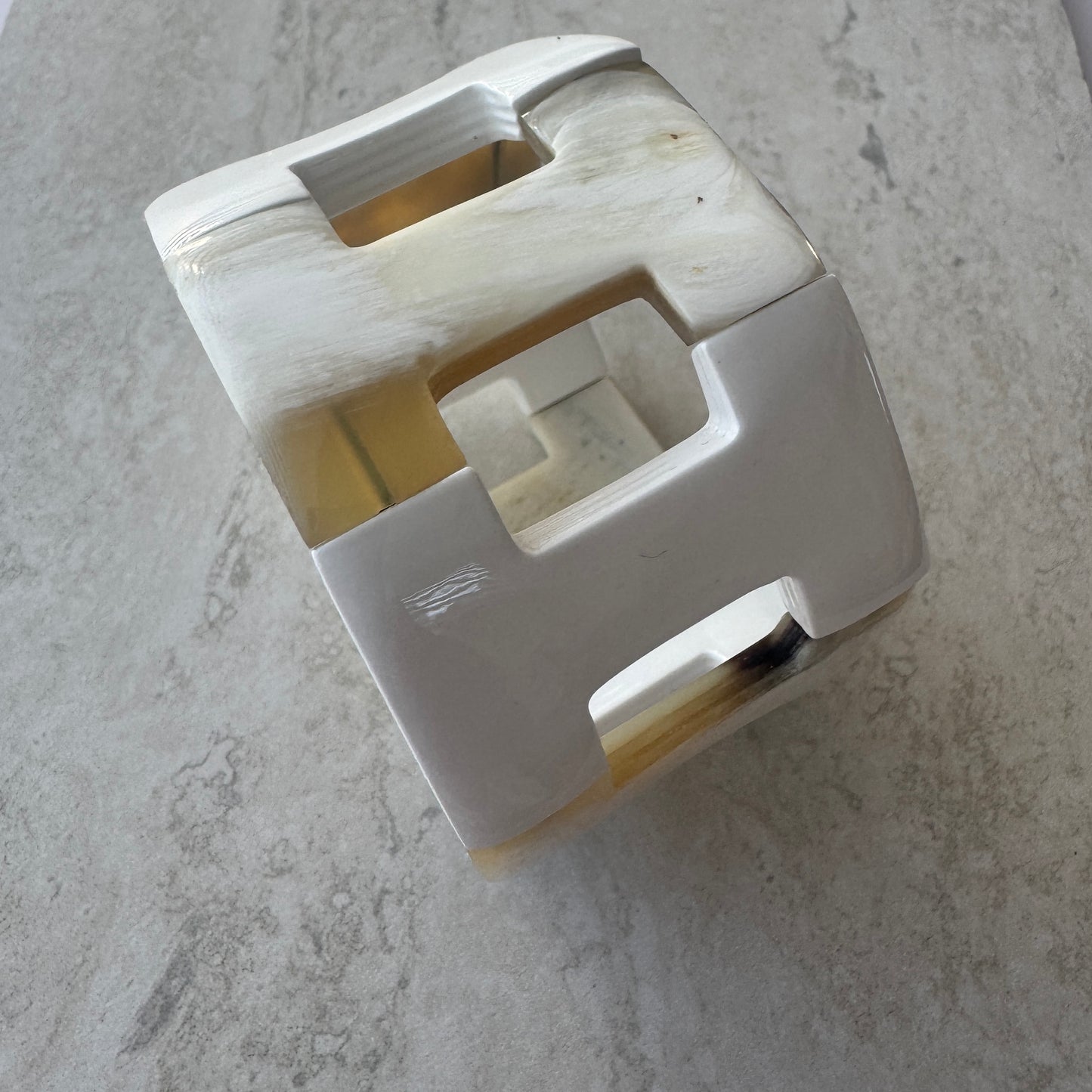 Pulsera H Blanca - Hecha en Resina