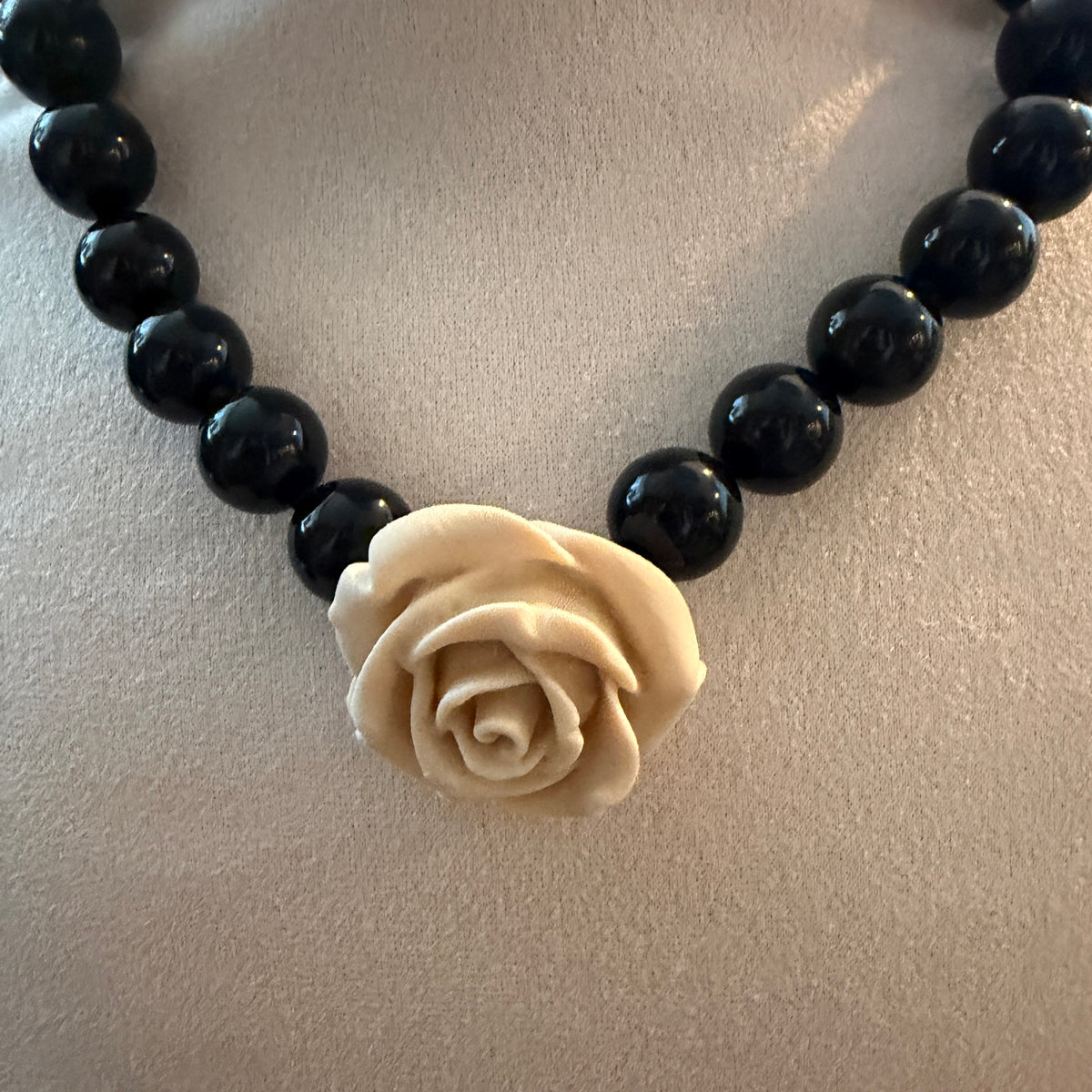 Collar Camelia nude negro – detalle – Trovare Chile