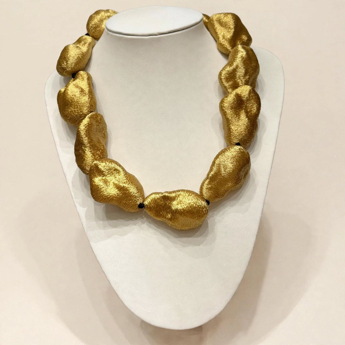 Collar Marylin de resina – detalle – Trovare Chile