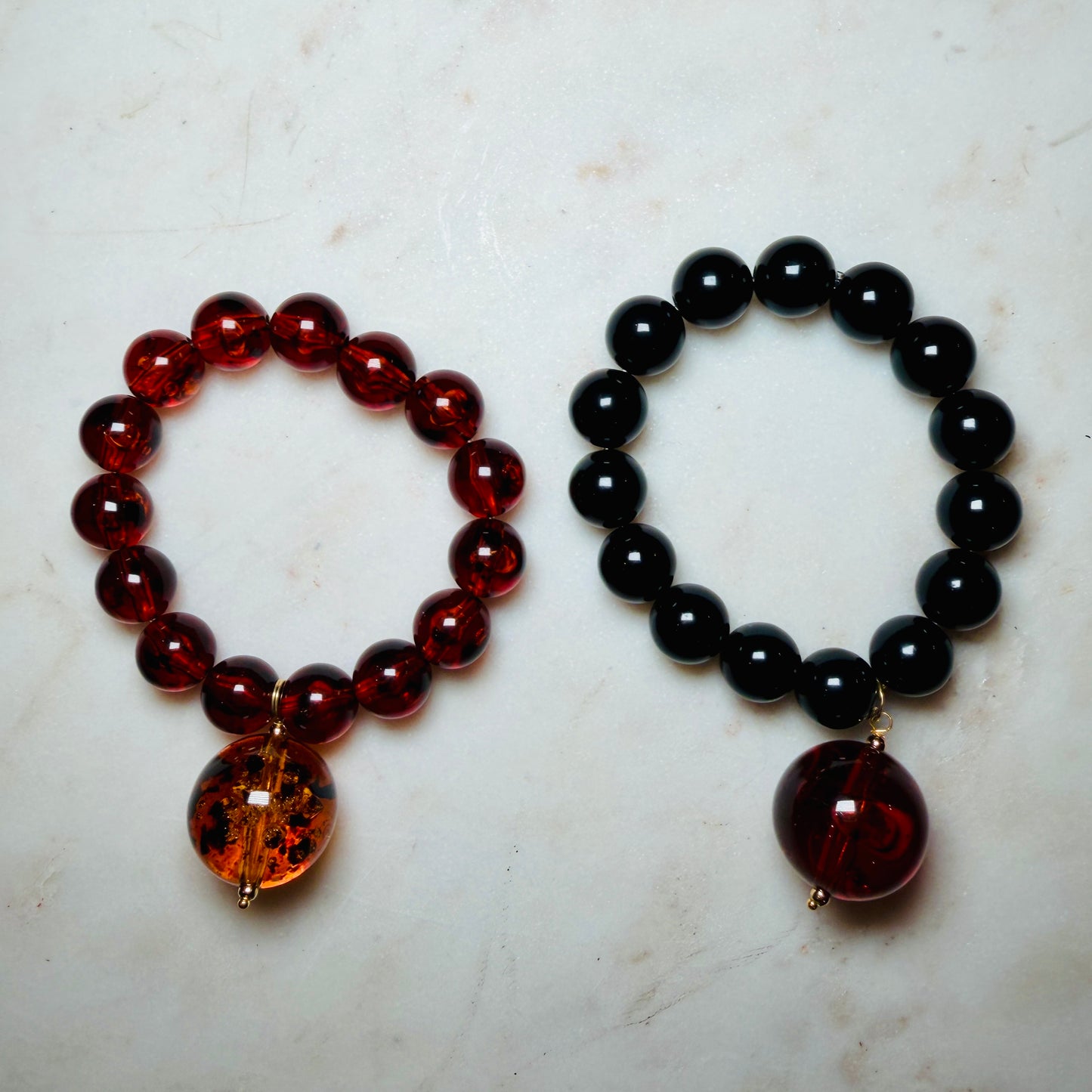 Pulsera de Resina Italiana Negra con Esfera Ámbar