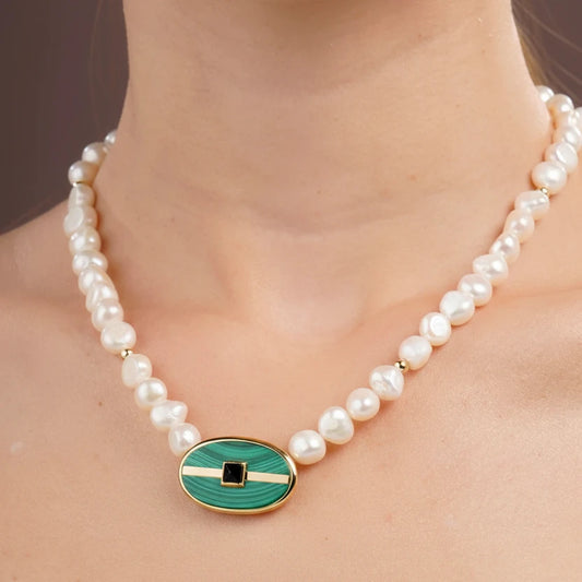 Collar Symetry – Perlas Blancas y Malaquita en Dorado Semilujo