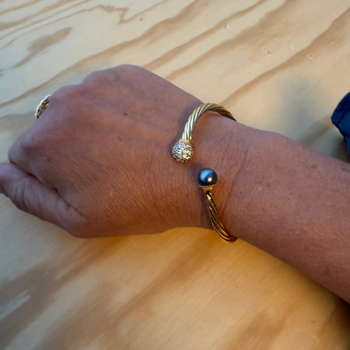 Pulsera Bangle Dorada con Cristales y Perlas – Hecha en Turquía
