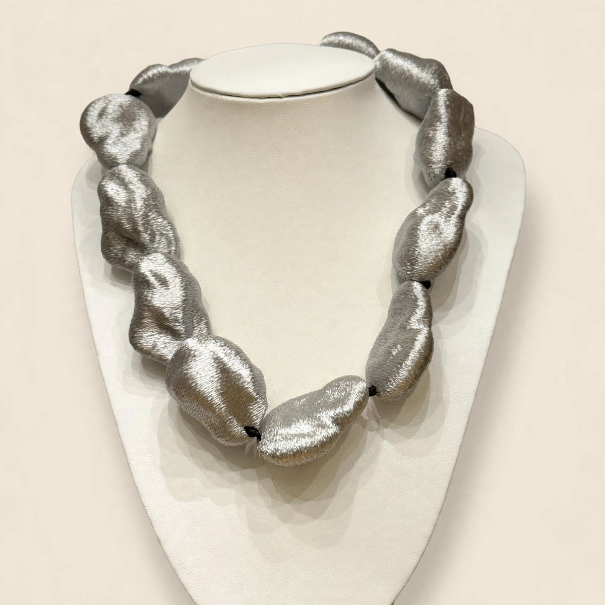 Collar Marylin de resina – vista 5 – Trovare Chile