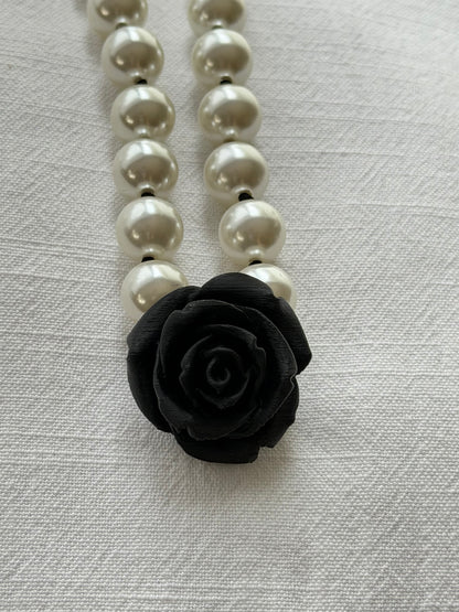 Collar Camelia perla negro – vista 5 – Trovare Chile