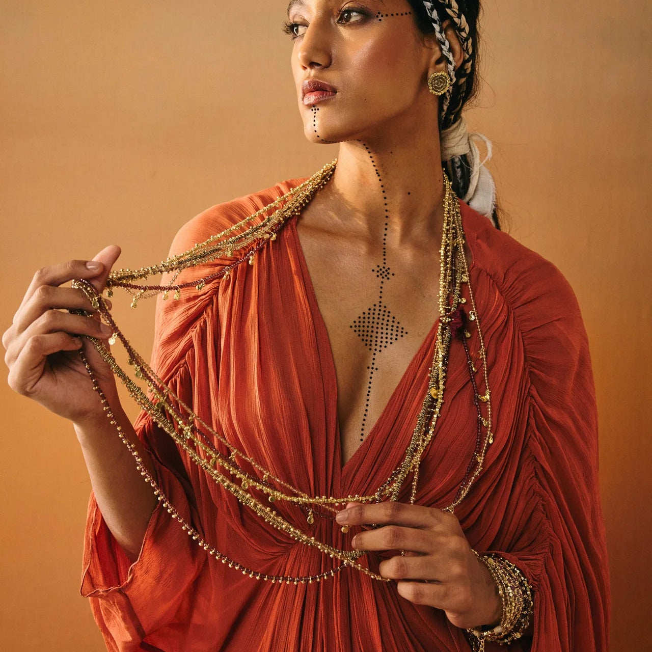 Collar artesanal Harini Neckstring de diseño elegante y liviano
