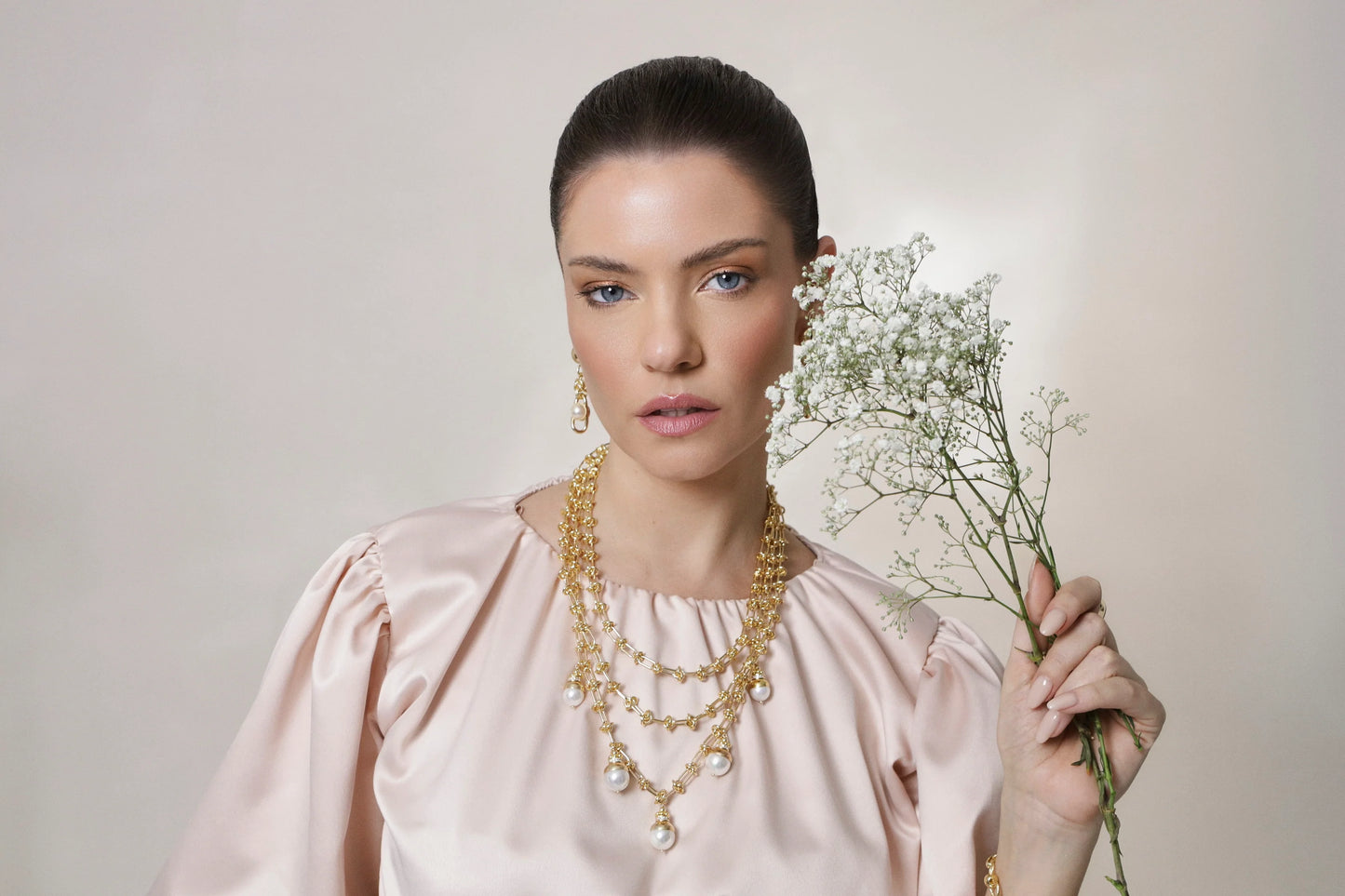 Aros Dorados con Ágata Verde “Lisanza” – Sofisticación y Detalle Artesanal