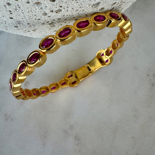 Pulsera Bangle Dorada con Cristales Pink – Hecha en Turquía