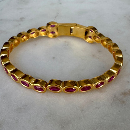 Pulsera Bangle Dorada con Cristales Pink – Hecha en Turquía