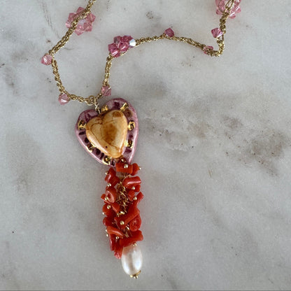 Collar Cuore di Ceramica – Hecho en Italia con Cristales Rosados, Coral Rojo y Perla Barroca