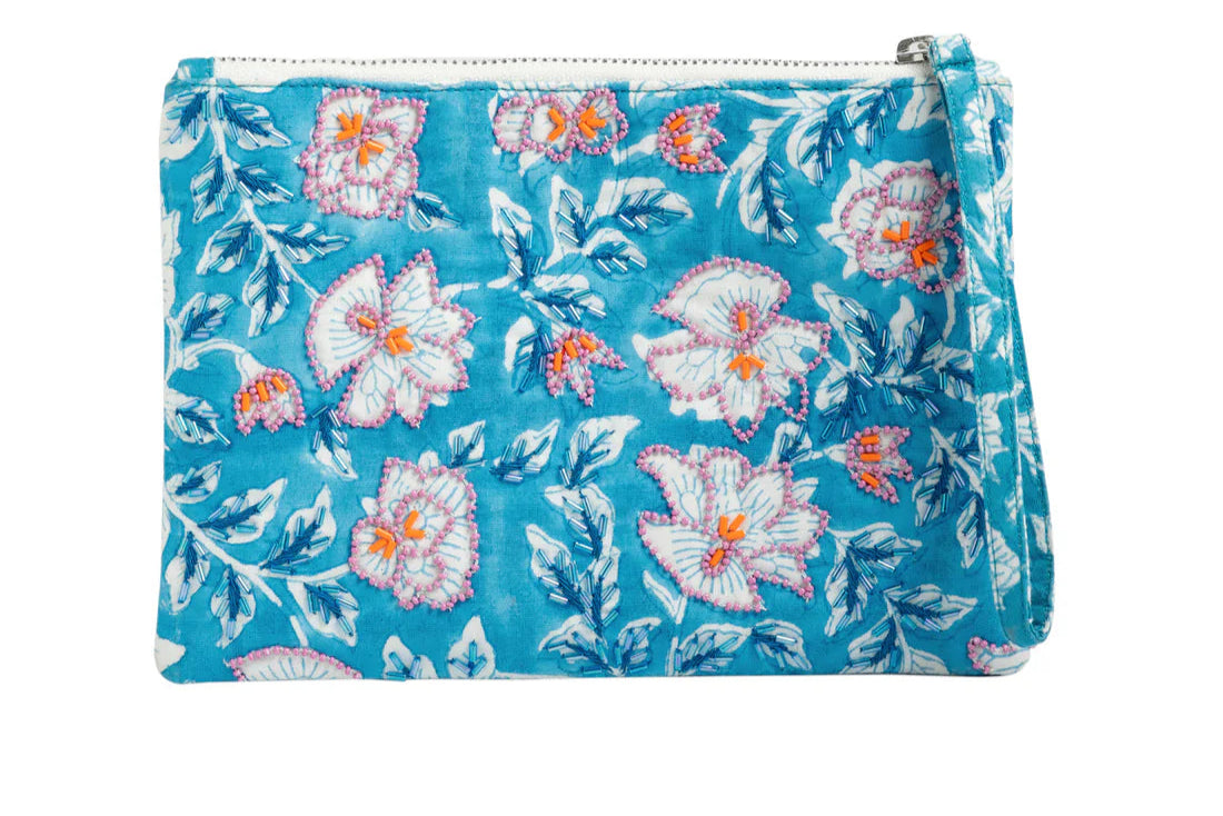 bolso tipo cluth bordado a mano, con cirerre y cristales tonos  turwuese de la marca Nam Josh