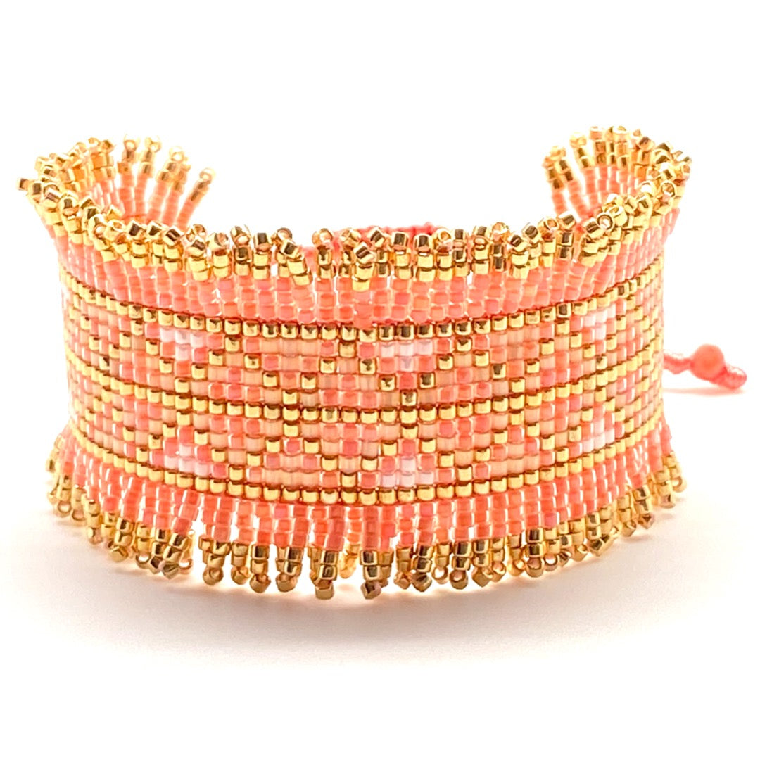 Pulsera Miyuki Creamy Peach & Gold – Hecha a mano, baño de oro, diseño geométrico elegante