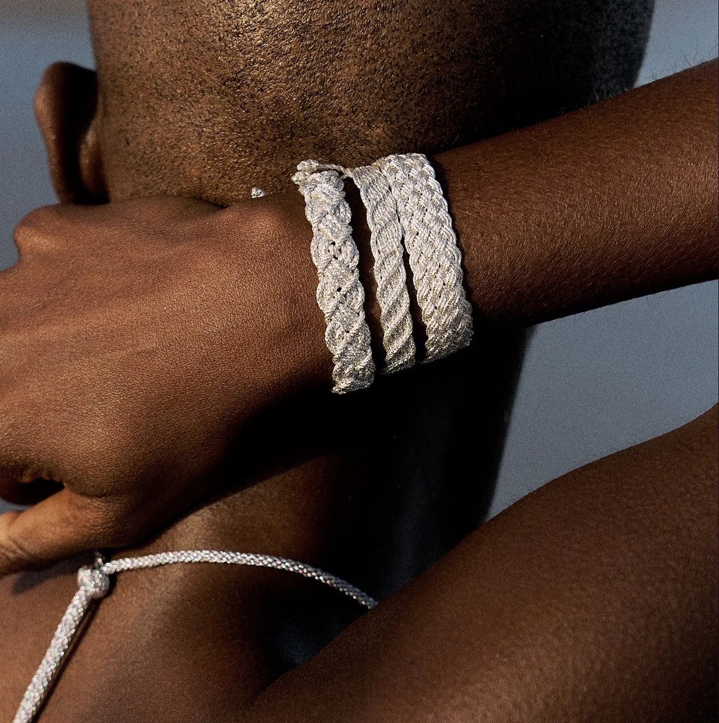 Mujer usando pulsera artesanal Naya Gold Silver trenzada bicolor – Trovare Chile
