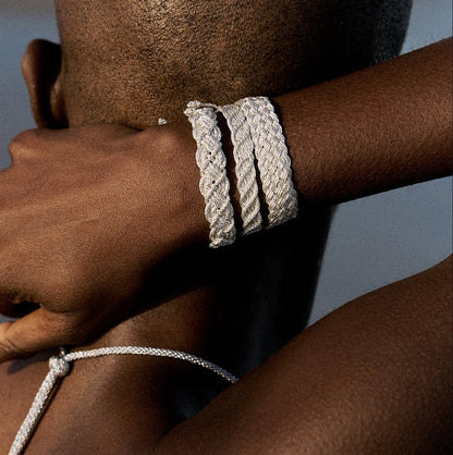 Mujer usando pulsera artesanal Naya Gold Silver trenzada bicolor – Trovare Chile