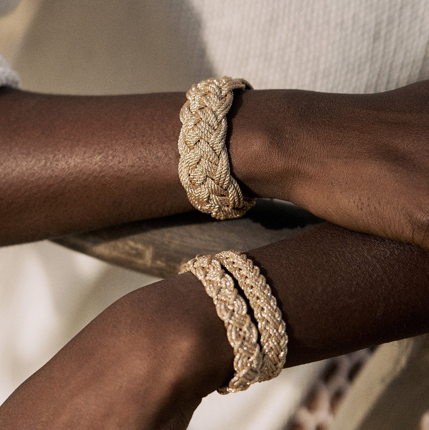 Mujer usando pulsera artesanal Naya Gold Silver trenzada bicolor – Trovare Chile