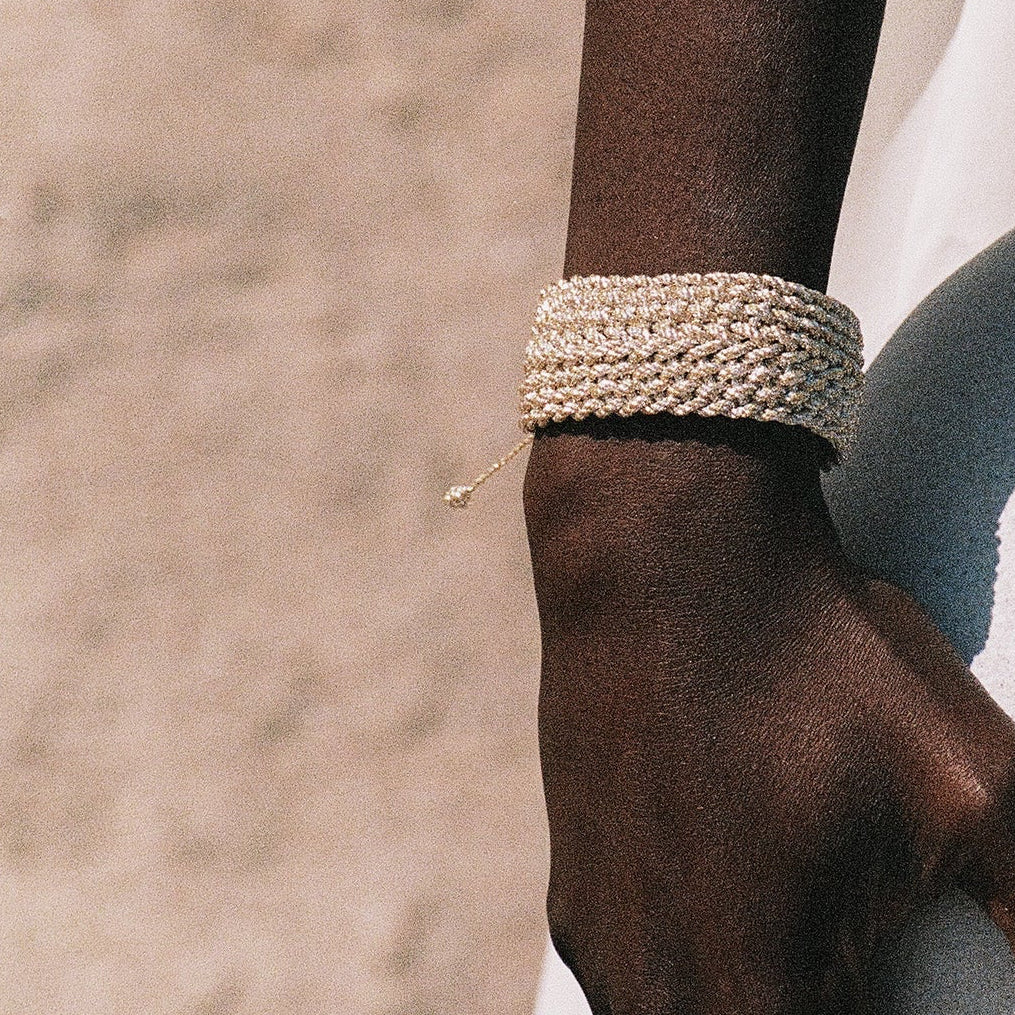 Modelo usando la pulsera Uzoud de sfifa marroquí hecha a mano