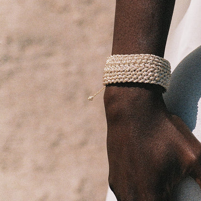 Modelo usando la pulsera Uzoud de sfifa marroquí hecha a mano