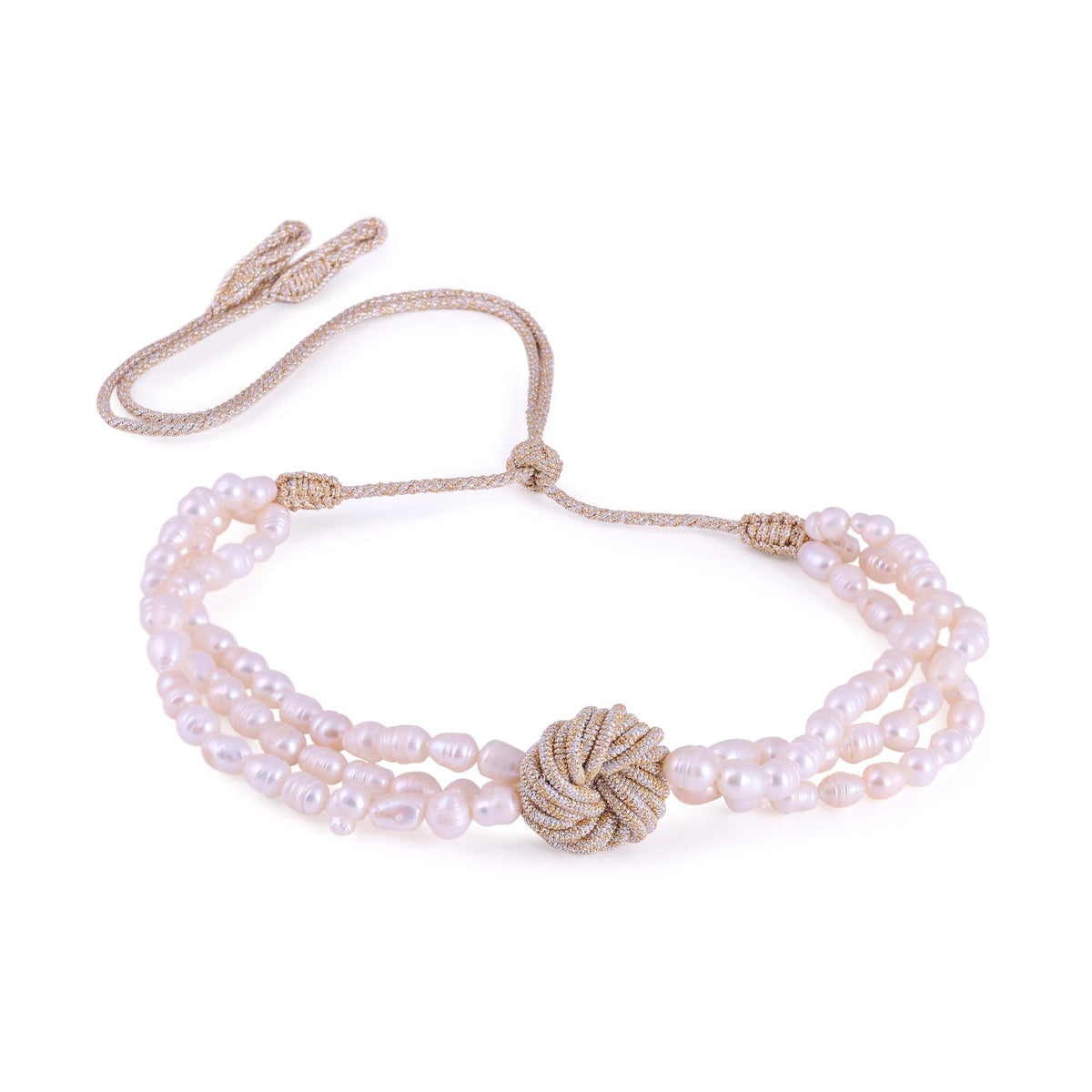 Collar Oceana, choker de hilos skalli dorados con perlas de agua dulce y nudo central, hecho a mano en Marruecos