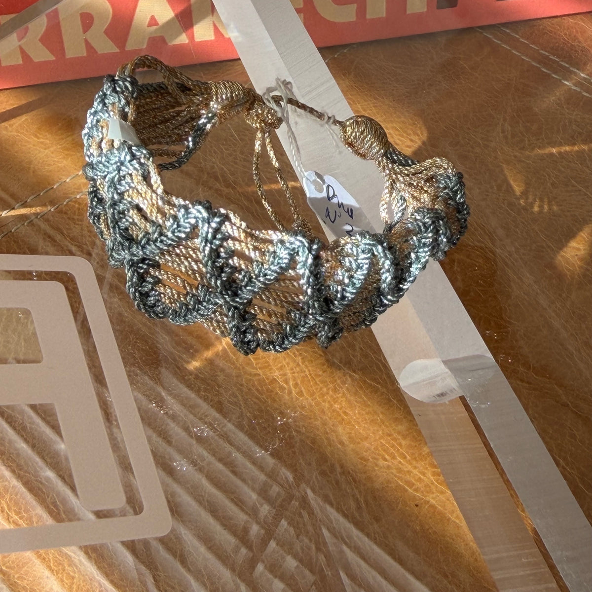 Pulsera Dama Nº2 Peach Silver Grey en muñeca – Trovare Chile