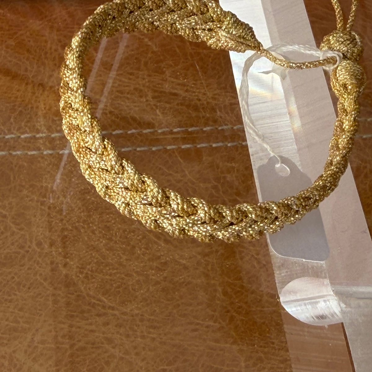 Pulsera Mini Azal Gold en la muñeca, sfifa marroquí hecha a mano, ajustable