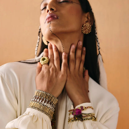 Pulsera de semi lujo hecha a mano con detalles de espejo finamente cortado
